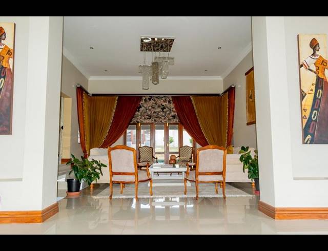 8 BEDROOM HOUSE FOR SALE IN MOOIKLOOF